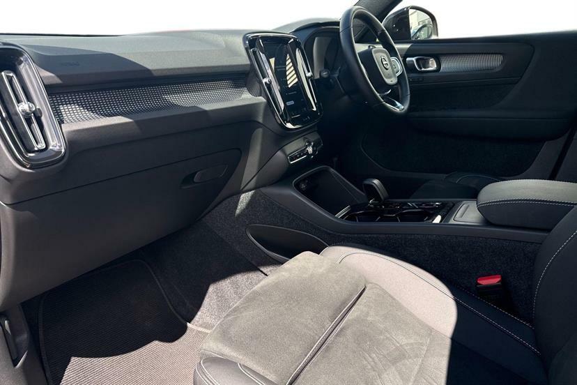 Volvo XC40 2.0 B3p Plus Dark Black #2