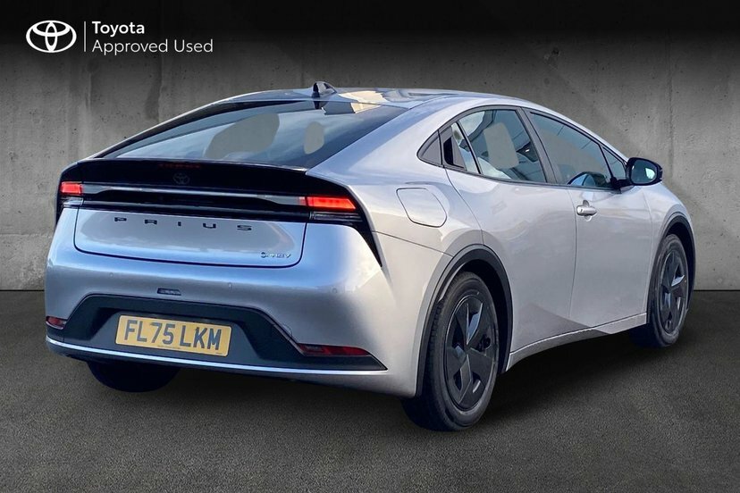 Toyota Prius 2.0 13.6Kwh Design Hatchback Plug-in Hy  #2