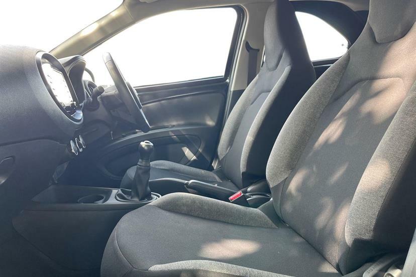 Toyota Aygo X 1.0 Vvt-i Pure Black #2
