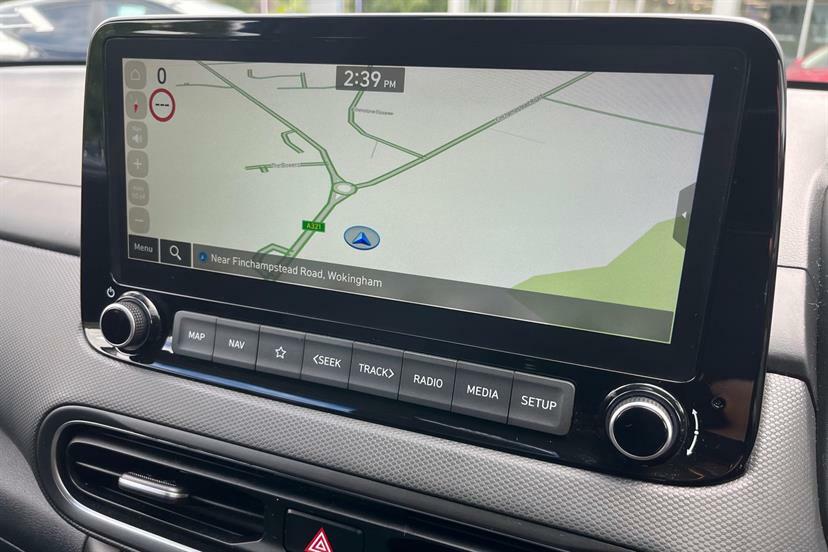 Hyundai Kona Premium White #32