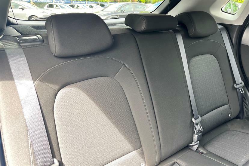 Hyundai Kona Premium White #22