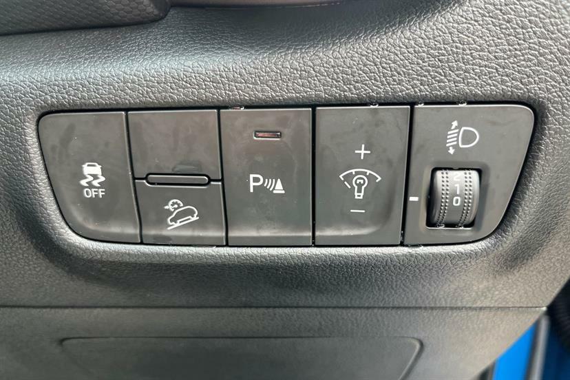 Hyundai Kona Premium White #23