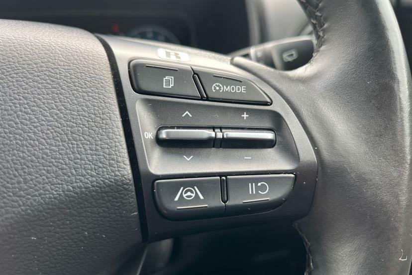Hyundai Kona Premium White #26