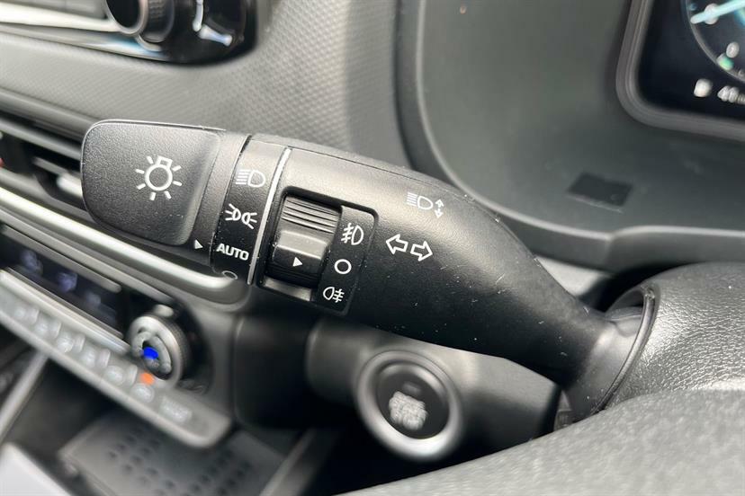 Hyundai Kona Premium White #28