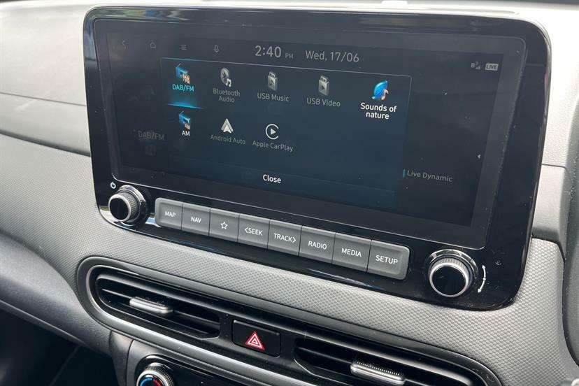 Hyundai Kona Premium White #34
