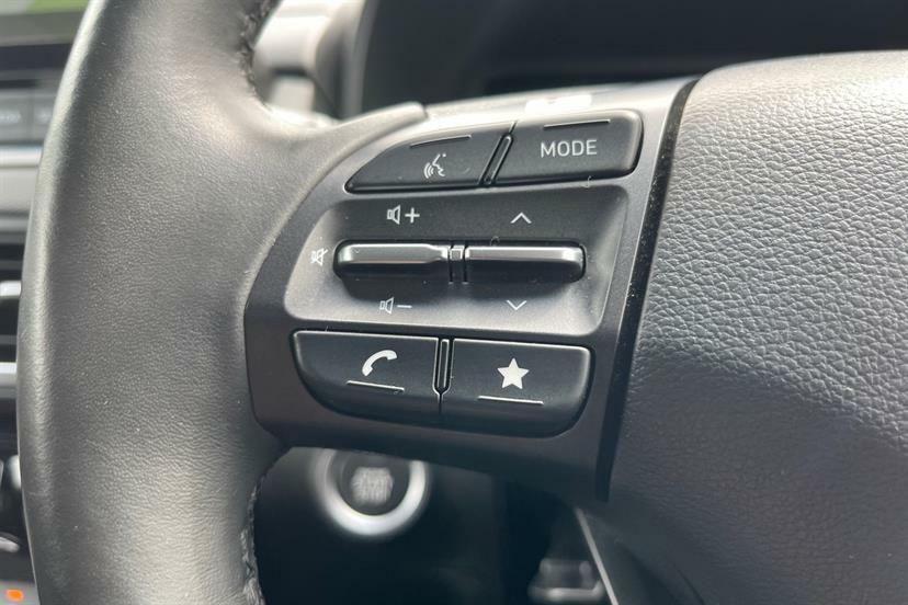 Hyundai Kona Premium White #25