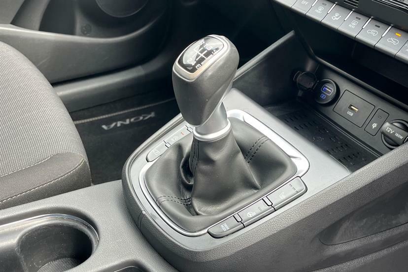 Hyundai Kona Premium White #8