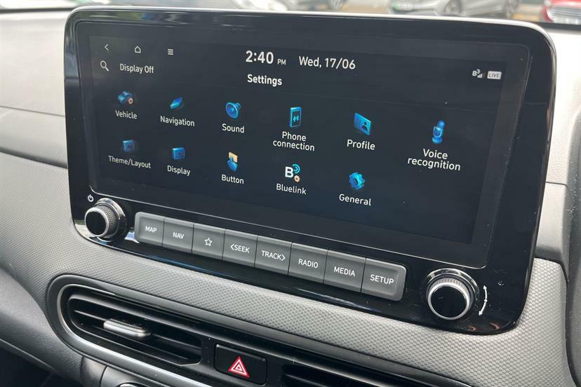 Hyundai Kona Premium White #35