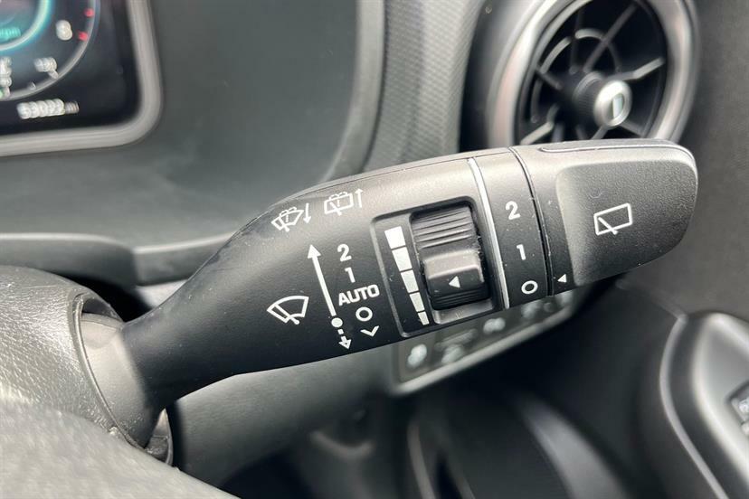 Hyundai Kona Premium White #27