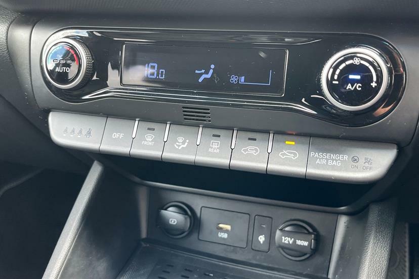 Hyundai Kona Premium White #31