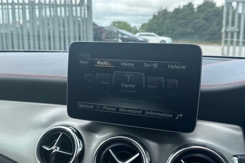 Mercedes-Benz GLA Class Gla 200 Sport Red #27