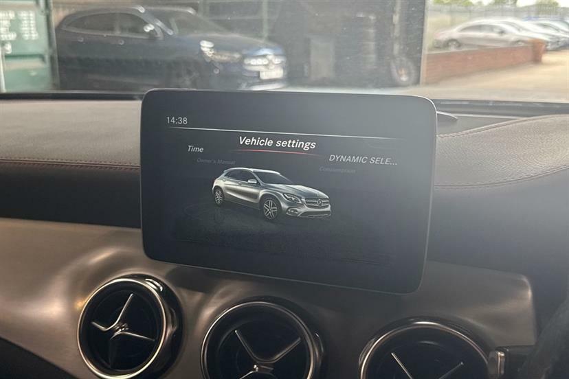 Mercedes-Benz GLA Class Gla 200 Sport Red #30