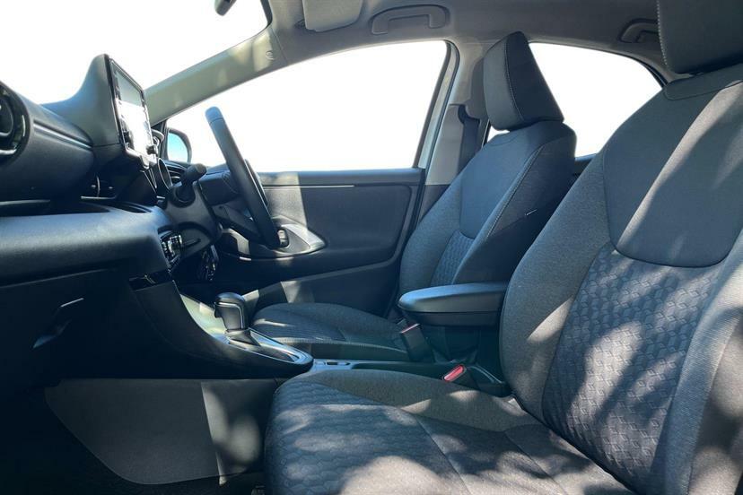 Toyota Yaris 1.5 Hybrid Design Cvt White #2