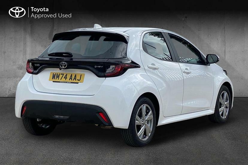 Toyota Yaris 1.5 Hybrid Icon Cvt White #2