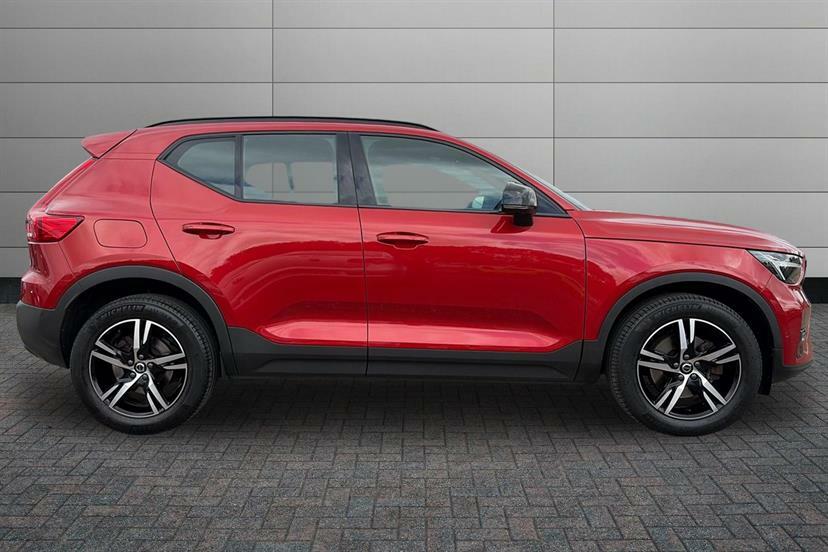 Volvo XC40 2.0 B3p Plus Dark Red #4