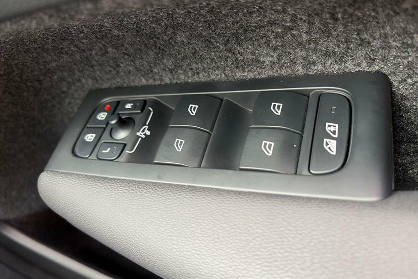 Volvo XC40 Core, B3 Mild Hybrid, Black #24