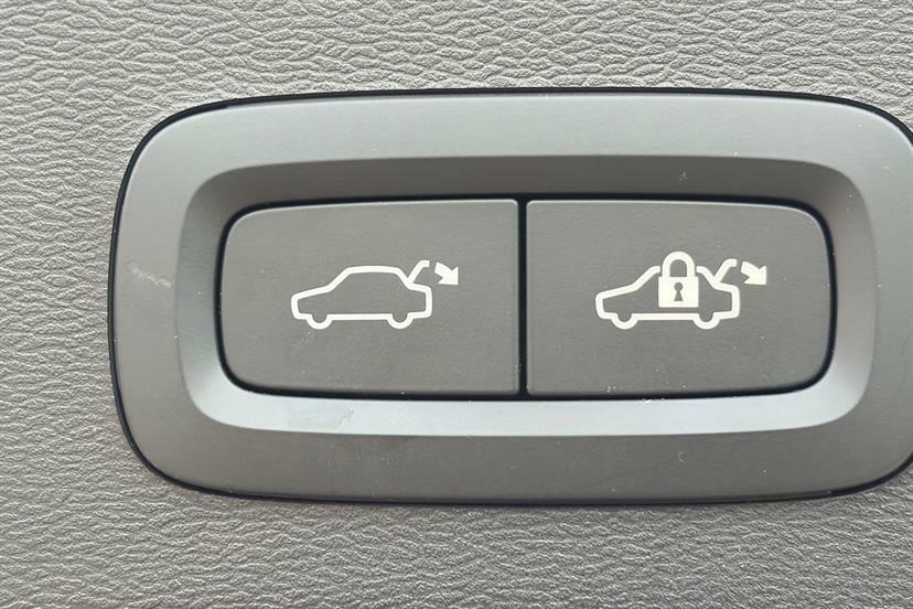 Volvo XC40 Core, B3 Mild Hybrid, Black #28