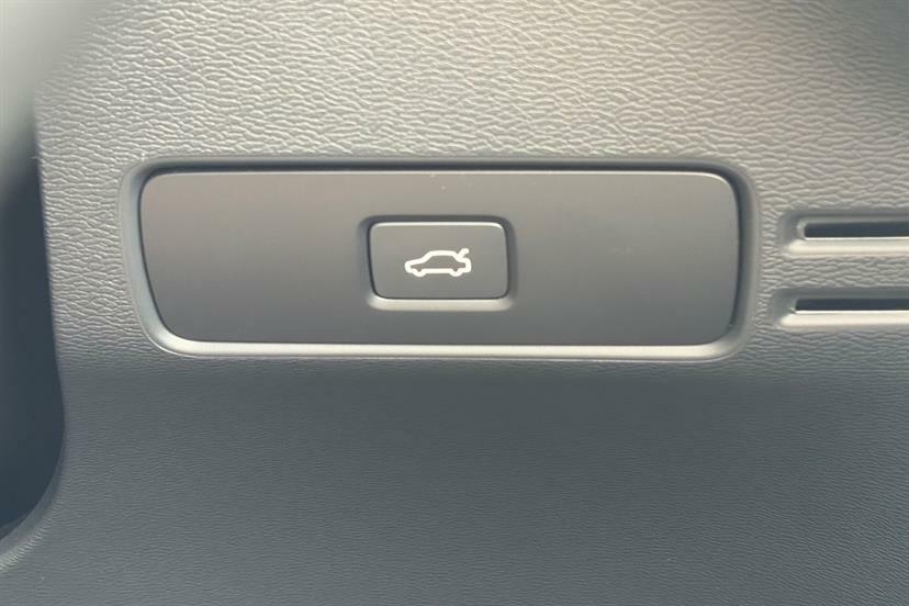 Volvo XC40 Core, B3 Mild Hybrid, Black #25