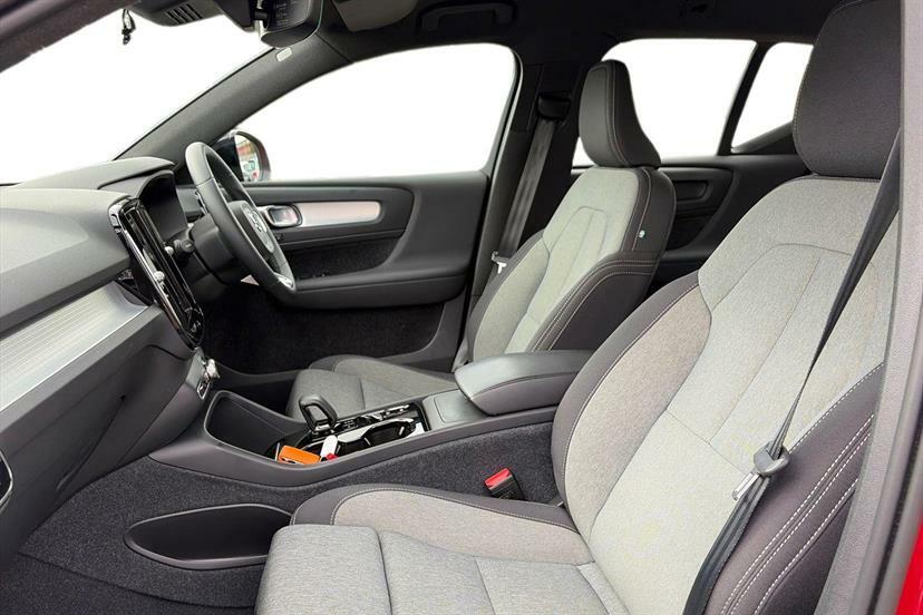 Volvo XC40 2.0 B3p Plus Dark Red #2