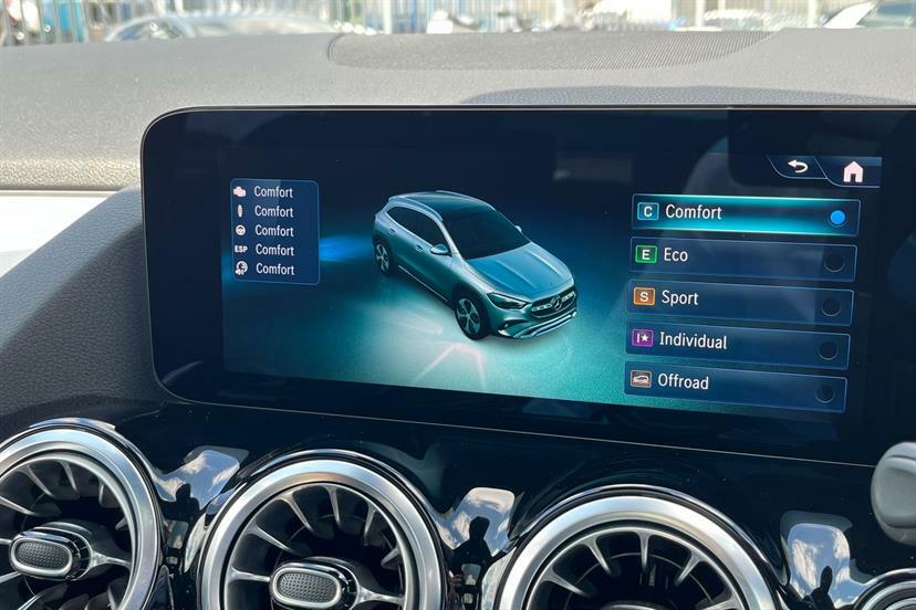 Mercedes-Benz GLA Class Gla 200 Amg Line Premium Blue #32