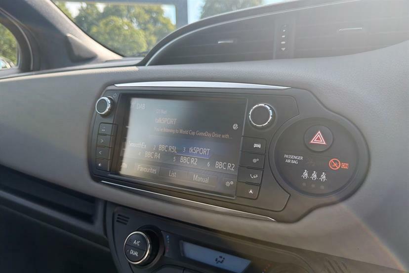Toyota Yaris 1.5 Hybrid Design Cvt White #6