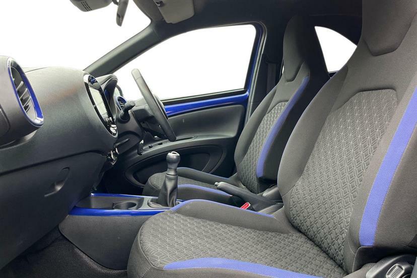 Toyota Aygo X 1.0 Vvt-i Edge Black #2
