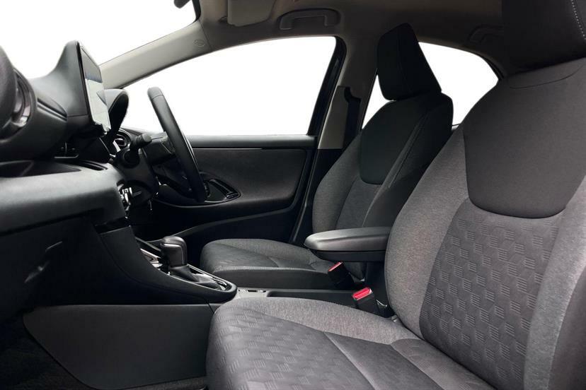 Toyota Yaris 1.5 Hybrid Design Cvt Black #2
