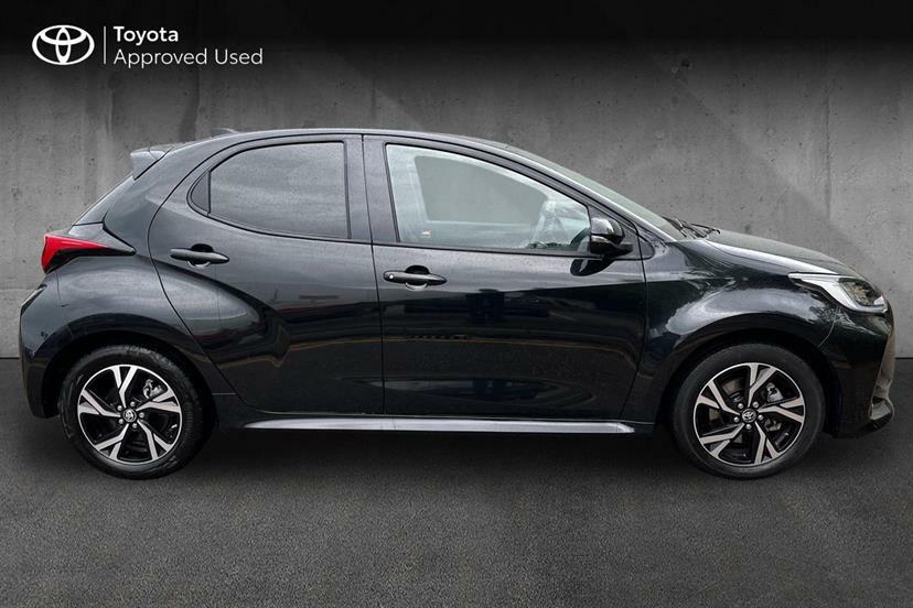 Toyota Yaris 1.5 Hybrid Design Cvt Black #4