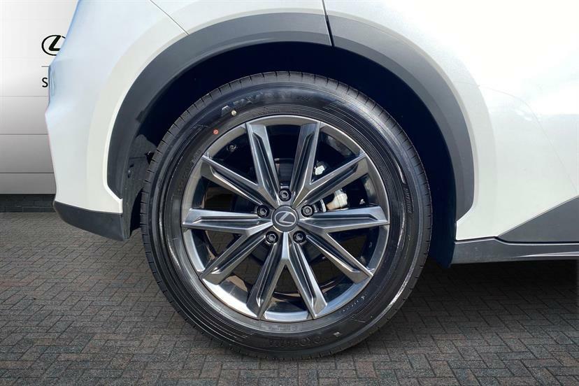 Lexus LBX 1.5 Premium Plus E-cvt White #5