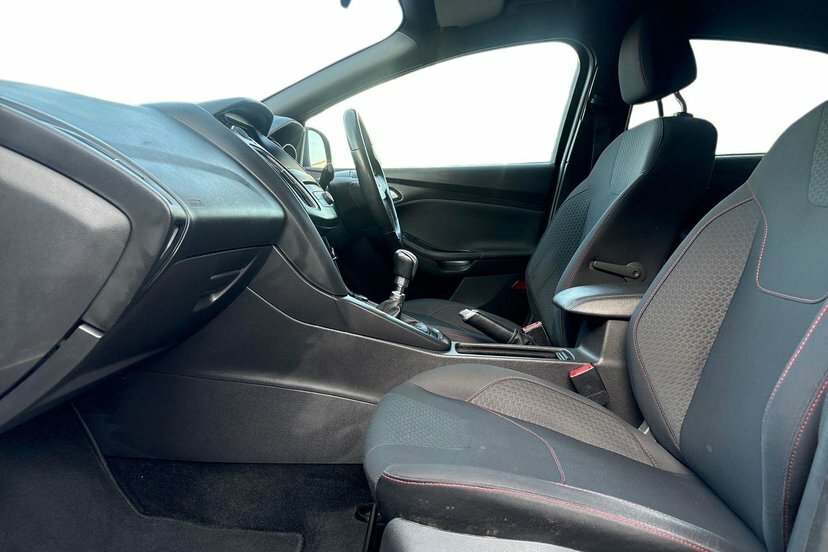 Ford Focus 1.0T Ecoboost St-line Hatchback Black #2