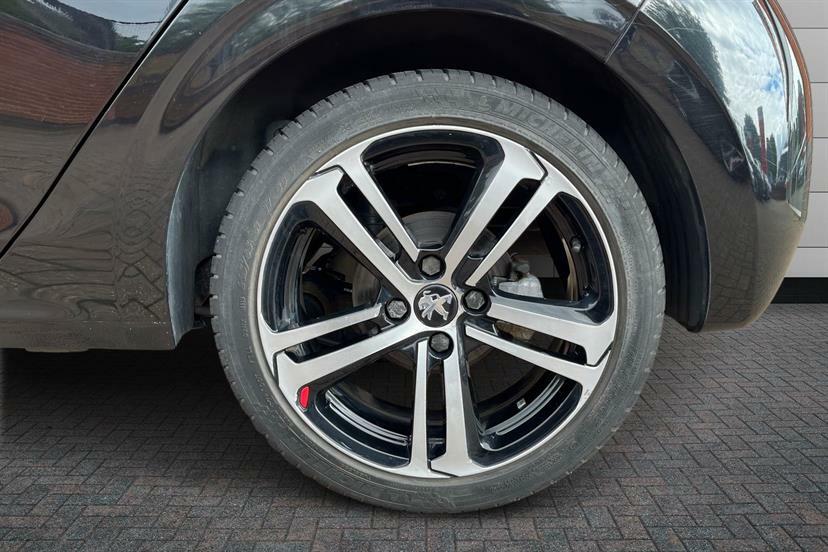 Peugeot 208 1.2 Puretech 110 Gt Line Eat6 Black #4