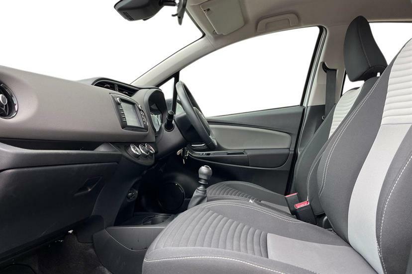 Toyota Yaris 1.5 Vvt-i Icon Tech Silver #2