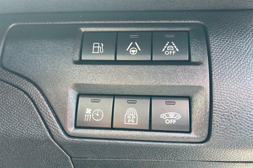 Peugeot 3008 Active White #26