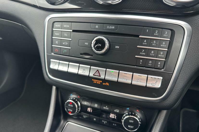 Mercedes-Benz GLA Class Gla 200 D Se Black #15