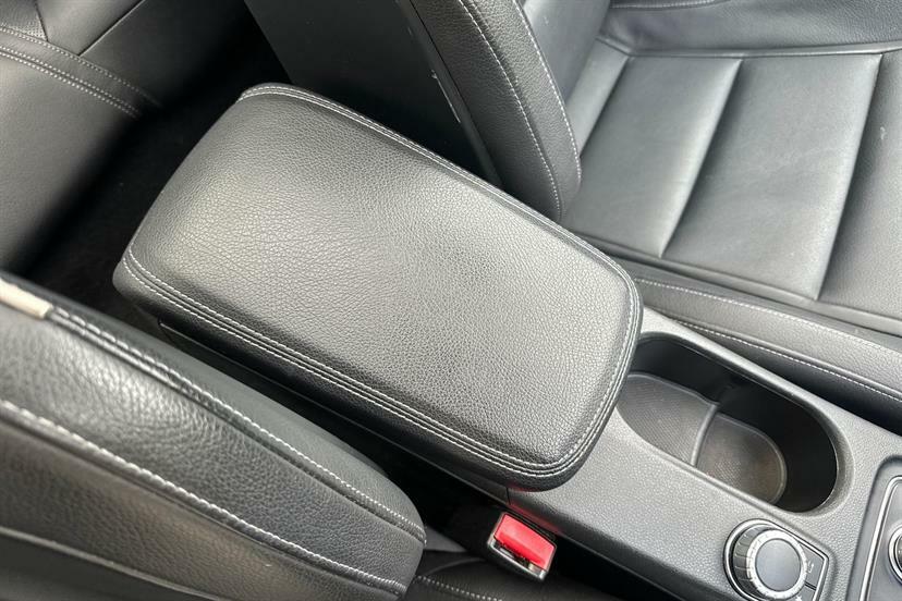 Mercedes-Benz GLA Class Gla 200 D Se Black #24