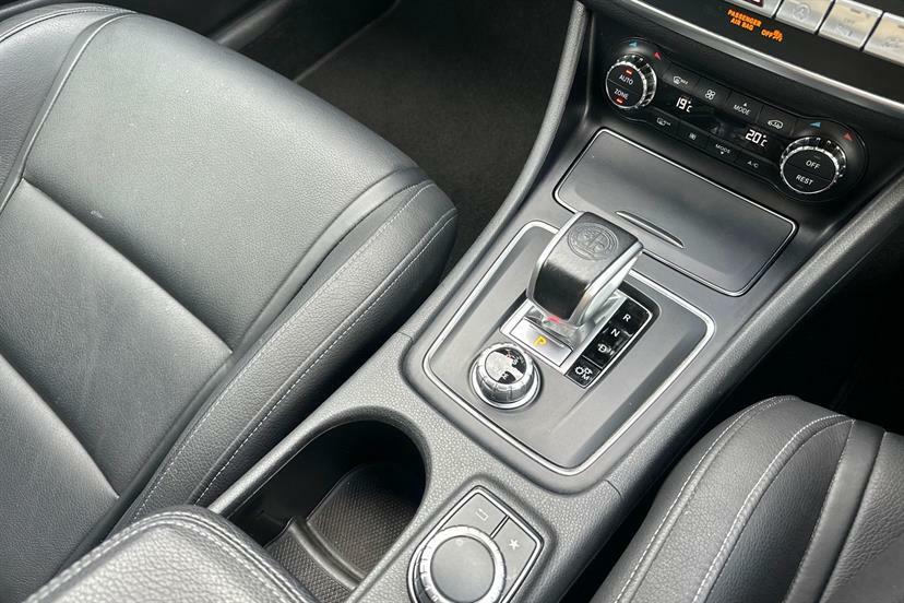 Mercedes-Benz GLA Class Gla 200 D Se Black #8