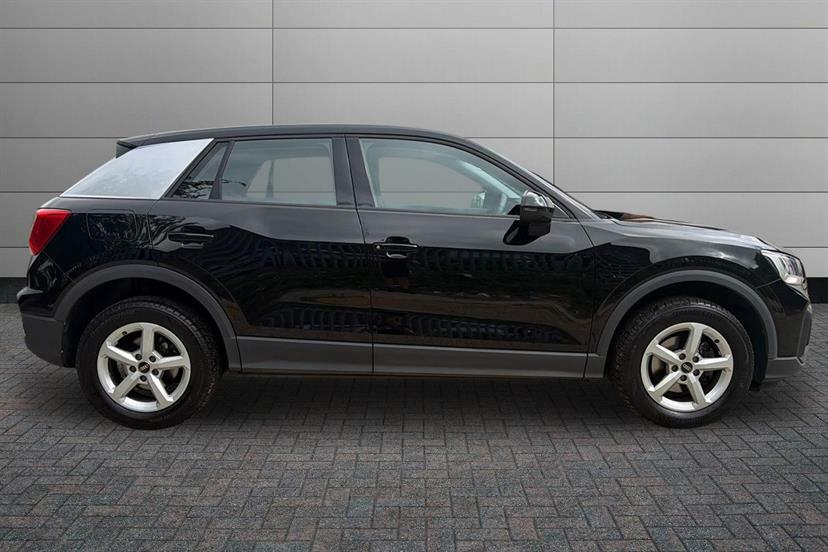 Audi Q2 30 Tfsi Technik Black #4