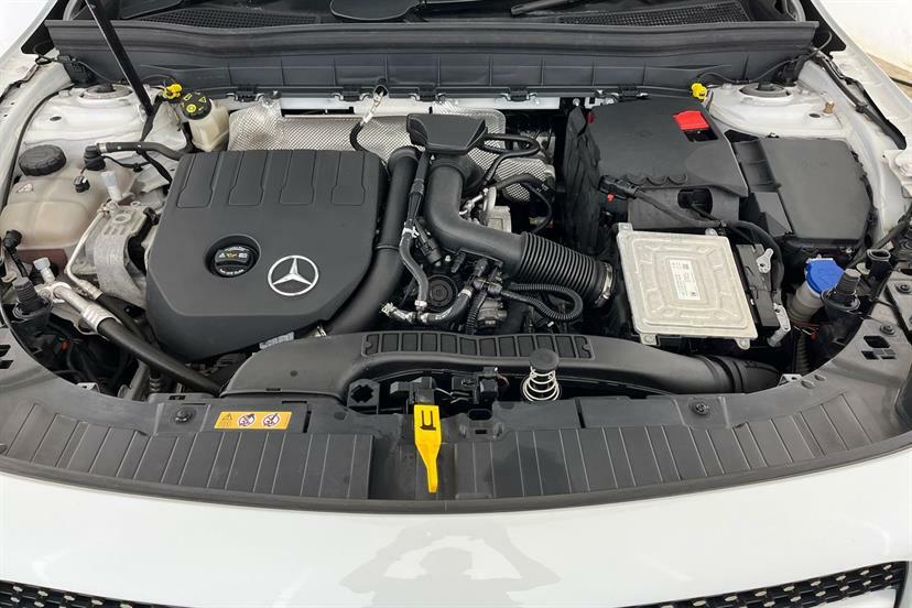 Mercedes-Benz GLB Class Glb 200D Amg Line Executive 8G-tronic White #32
