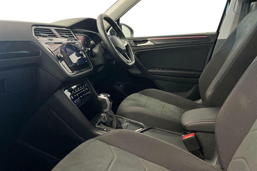 Volkswagen Tiguan 1.5 Tsi 150 Elegance Dsg Black #2