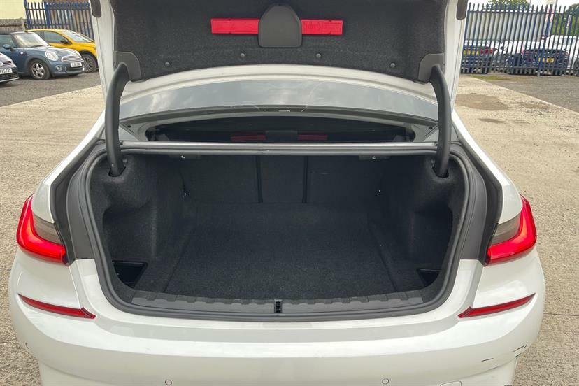 BMW 3 Series Saloon White #9