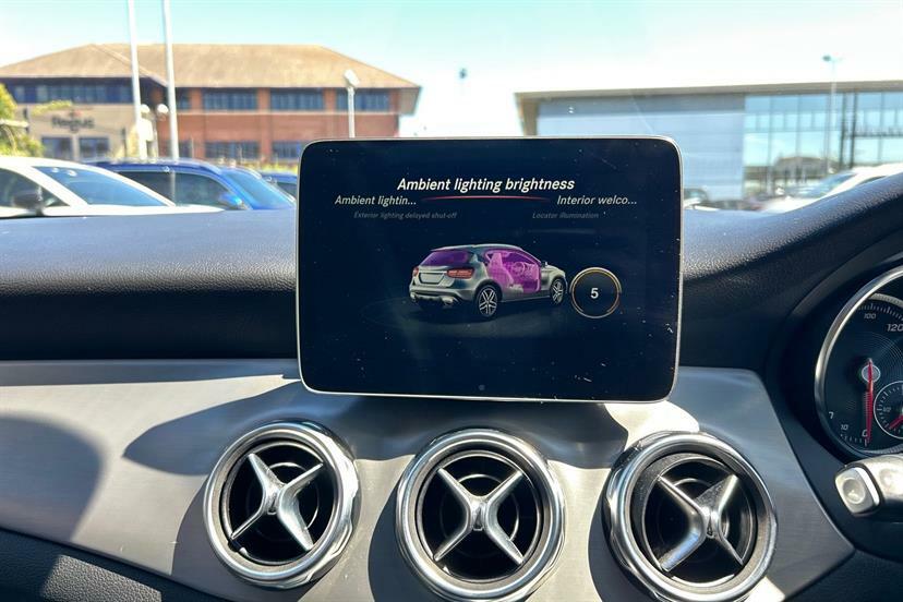 Mercedes-Benz GLA Class Gla 180 Urban Edition Silver #36