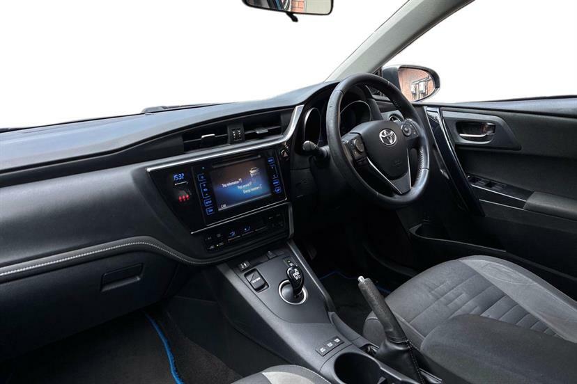 Toyota Auris 1.6 V-matic Icon-plus Red #9
