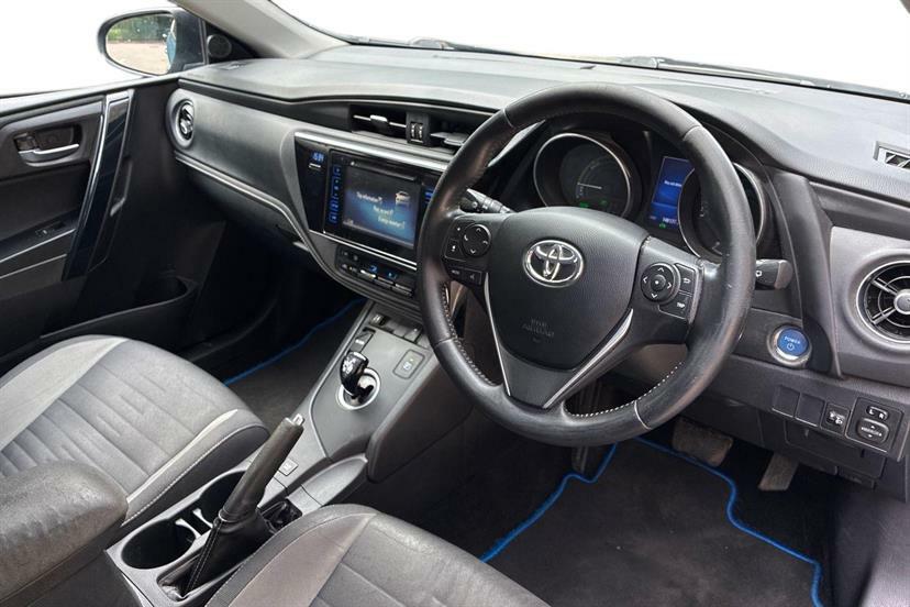 Toyota Auris 1.6 V-matic Icon-plus Red #10