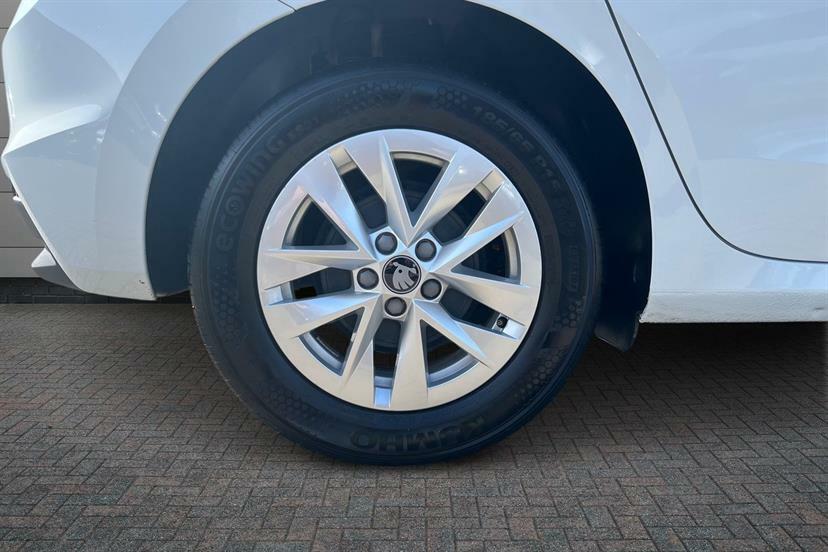 Skoda Fabia 1.0 Tsi Se Edition White #4