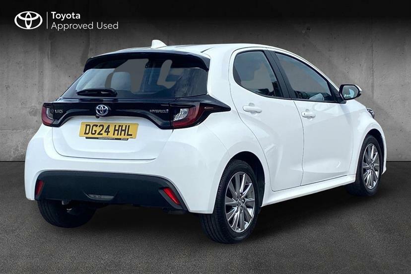 Toyota Yaris 1.5 Hybrid Icon Cvt White #2