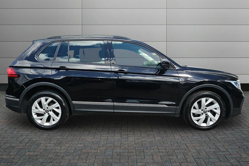 Volkswagen Tiguan 1.5 Tsi Life Suv Dsg 150 Ps DU70DFZ Black #4
