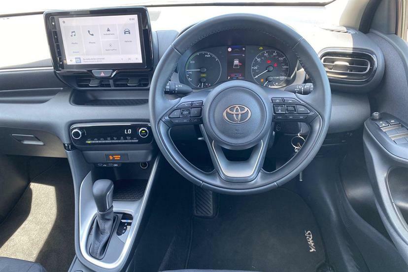 Toyota Yaris 1.5 Hybrid Icon Cvt Black #6