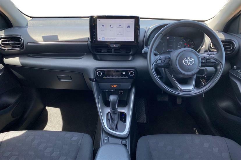 Toyota Yaris 1.5 Hybrid Icon Cvt Black #5