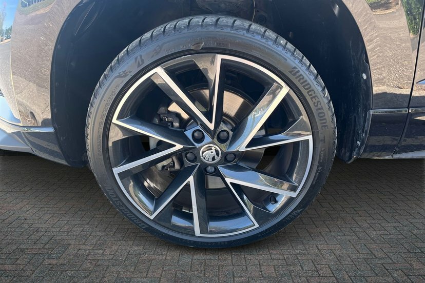 Skoda Karoq 1.5 Tsi Act Sportline Suv Dsg 150 Ps YY23PZJ Black #5