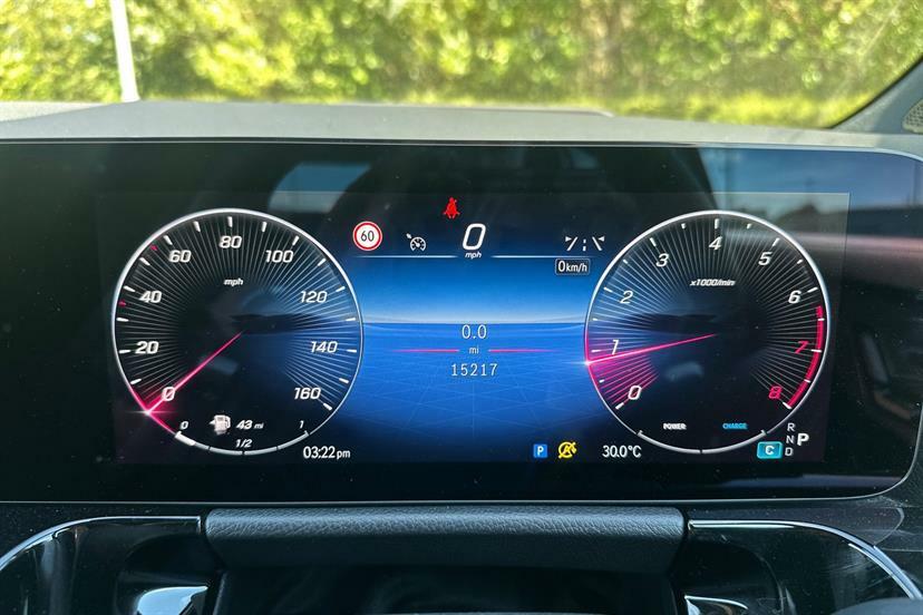 Mercedes-Benz GLA Class 200 Amg Line Premium Plus White #5